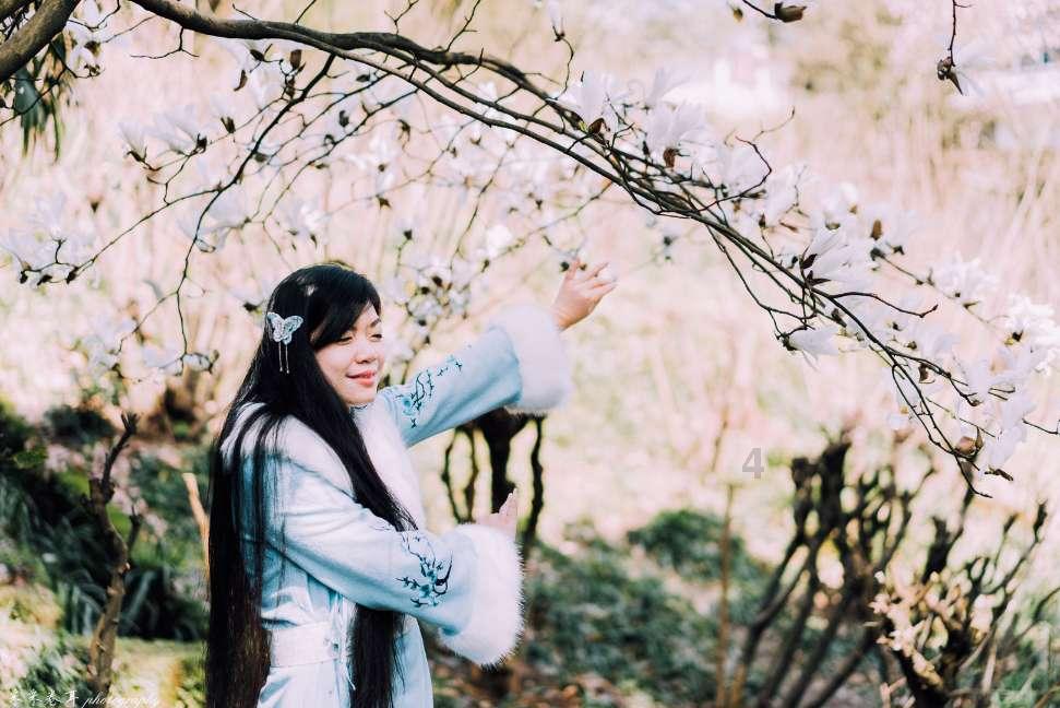 在花丛中忙碌的小蜜蜂的身上沾满了花粉病句？游戏画面